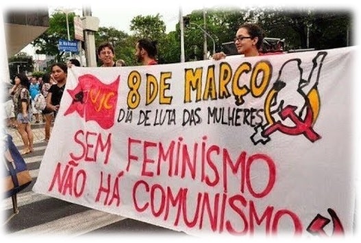 Banner em manifestação com a mensagem: "Sem Feminismo não há comunismo".
