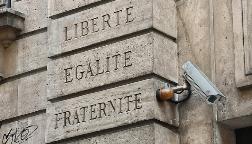 Fachada de prédio com os dizeres: “Liberté, Egalité, Fraternité” .