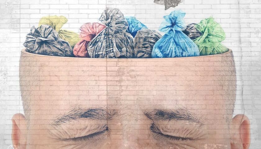 Muro com uma cabeça desenhada . A cabeça representa uma lata de lixo.
