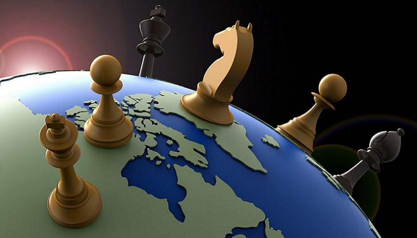 Xadrez com peças sobre países e continentes. Representando poder global.