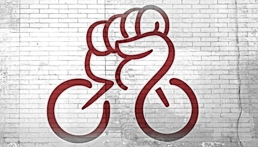 Cicloativistas (desenho de bicicleta feito em parede e formado por uma mão empunhando símbolo comunista)