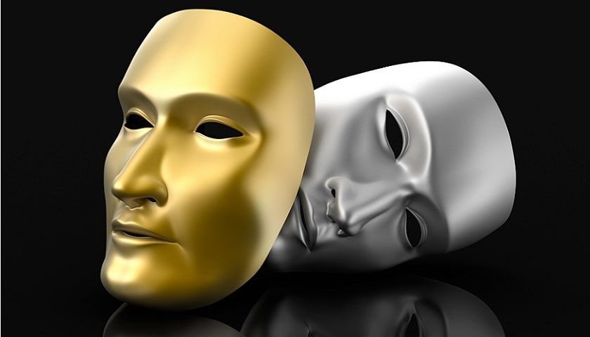 Máscaras teatrais (fundo preto, máscara em pé cor de ouro e máscara prateada "deitada").