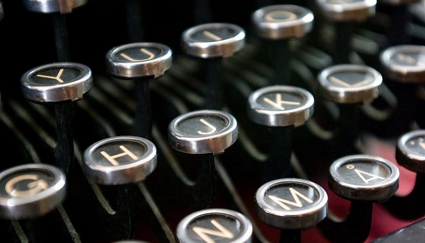 Foto mostrando detalhes de teclado de máquina de escrever.