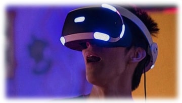 Pessoa utilizando óculos de "Realidade Virtual".