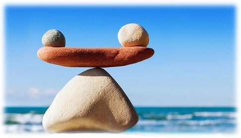 Equilíbrio (representado por pedras empilhadas - mar ao fundo da imagem). Tamanho Pequeno.