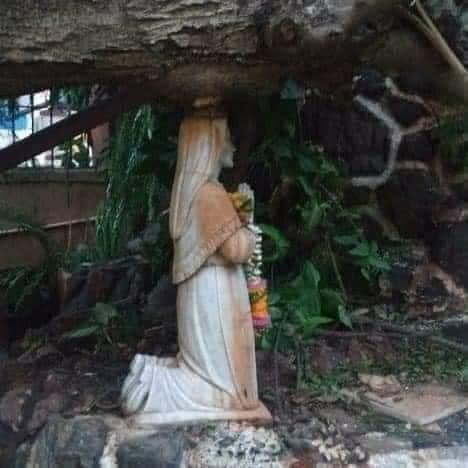 Queda de árvore sobre a Imagem de Santa Bernadette Soubirous, em Wadala (Índia)