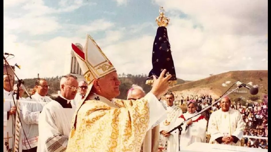 Papa São João Paulo II com imagem de Nossa Senhora da Conceição Aparecida, em 4 de Julho de 1980.