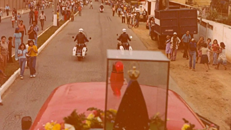 Imagem de Nossa Senhora da Conceição Aparecida levada de volta ao Santuário Nacional de Aparecida, em carro aberto do Corpo de Bombeiros, no dia 19 de agosto de 1978.