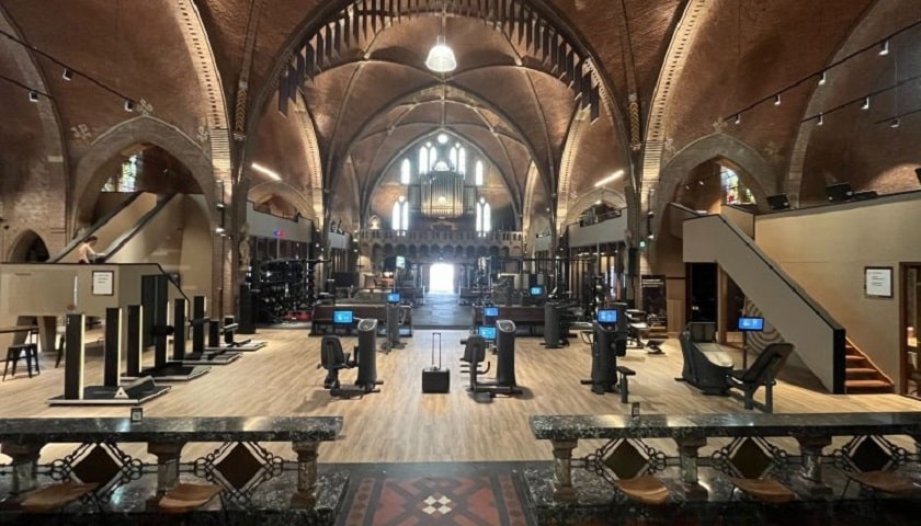 COMMIT Rivierenwijk, um clube de fitness instalado na antiga Igreja de Santa Gertrudes, em Utrecht, (Países Baixos).