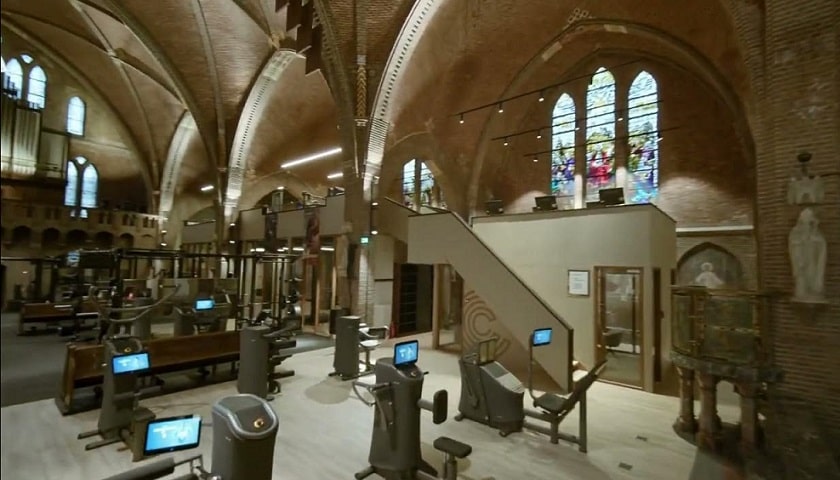 COMMIT Rivierenwijk, um clube de fitness instalado na antiga Igreja de Santa Gertrudes, em Utrecht, nos Países Baixos.