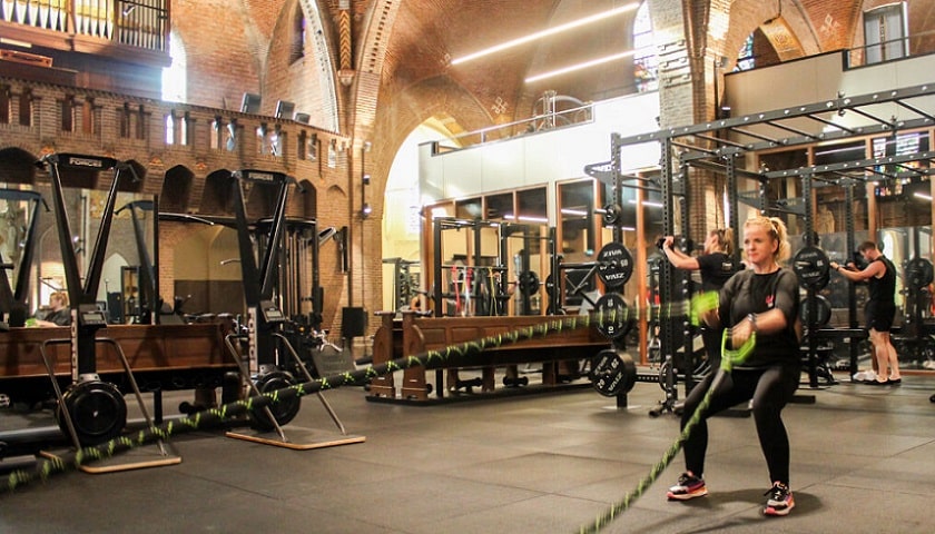 COMMIT Rivierenwijk, um clube de fitness instalado na antiga Igreja de Santa Gertrudes, em Utrecht, nos Países Baixos.