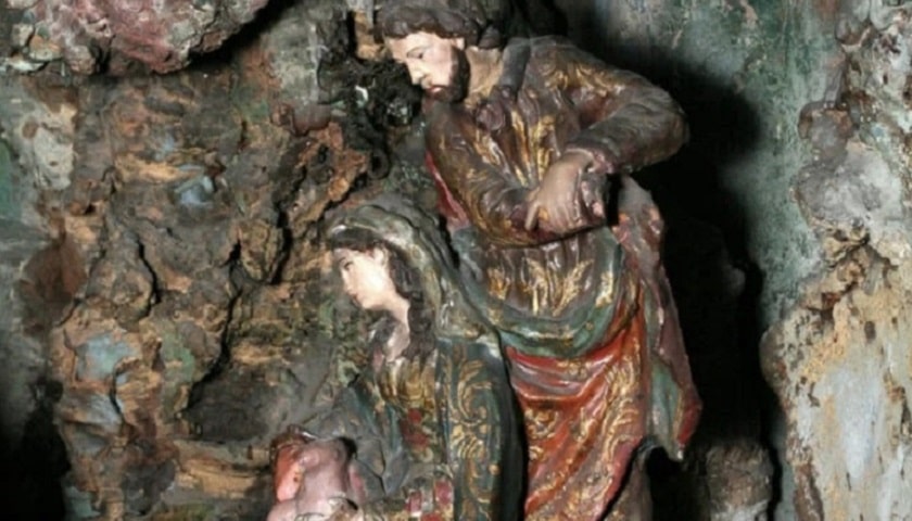 Recorte 13: Presépio da Capela de Nossa Senhora da Glória e São Gens, mais conhecida como Capela de Nossa Senhora do Monte, situada em Lisboa, Portugal. A obra data do século XVIII (meados do século de 1700) e é tradicionalmente atribuída ao célebre escultor barroco António Ferreira, um dos mais notáveis mestres portugueses na arte dos presépios.