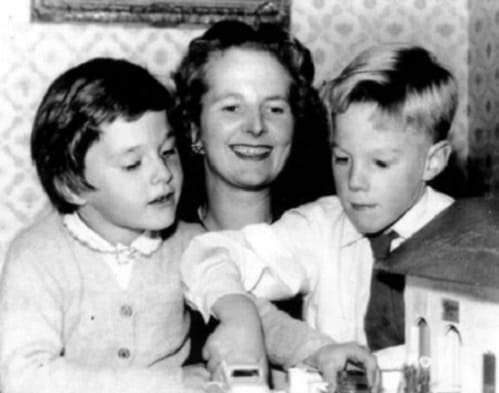 Margaret Thatcher e seus filhos Carol e Mark (1959)