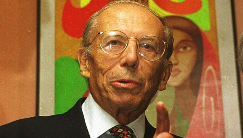Roberto de Oliveira Campos (1917-2001) foi economista, professor, escritor, diplomata e político brasileiro.